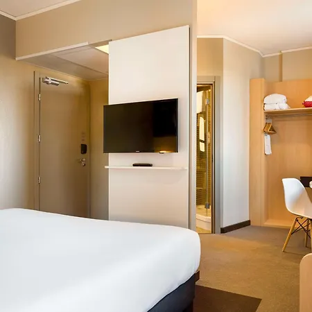 Ibis Railway Station 3*