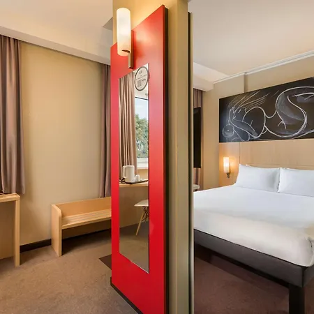 Hotel Ibis Railway Station 3*