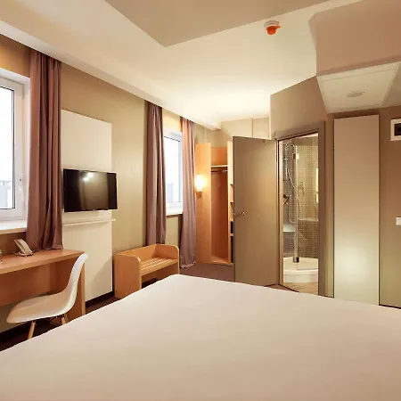 Ibis Railway Station Hotel 3*